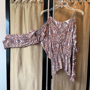 Sun & Shadow size S. Light brown paisley/floral top.
